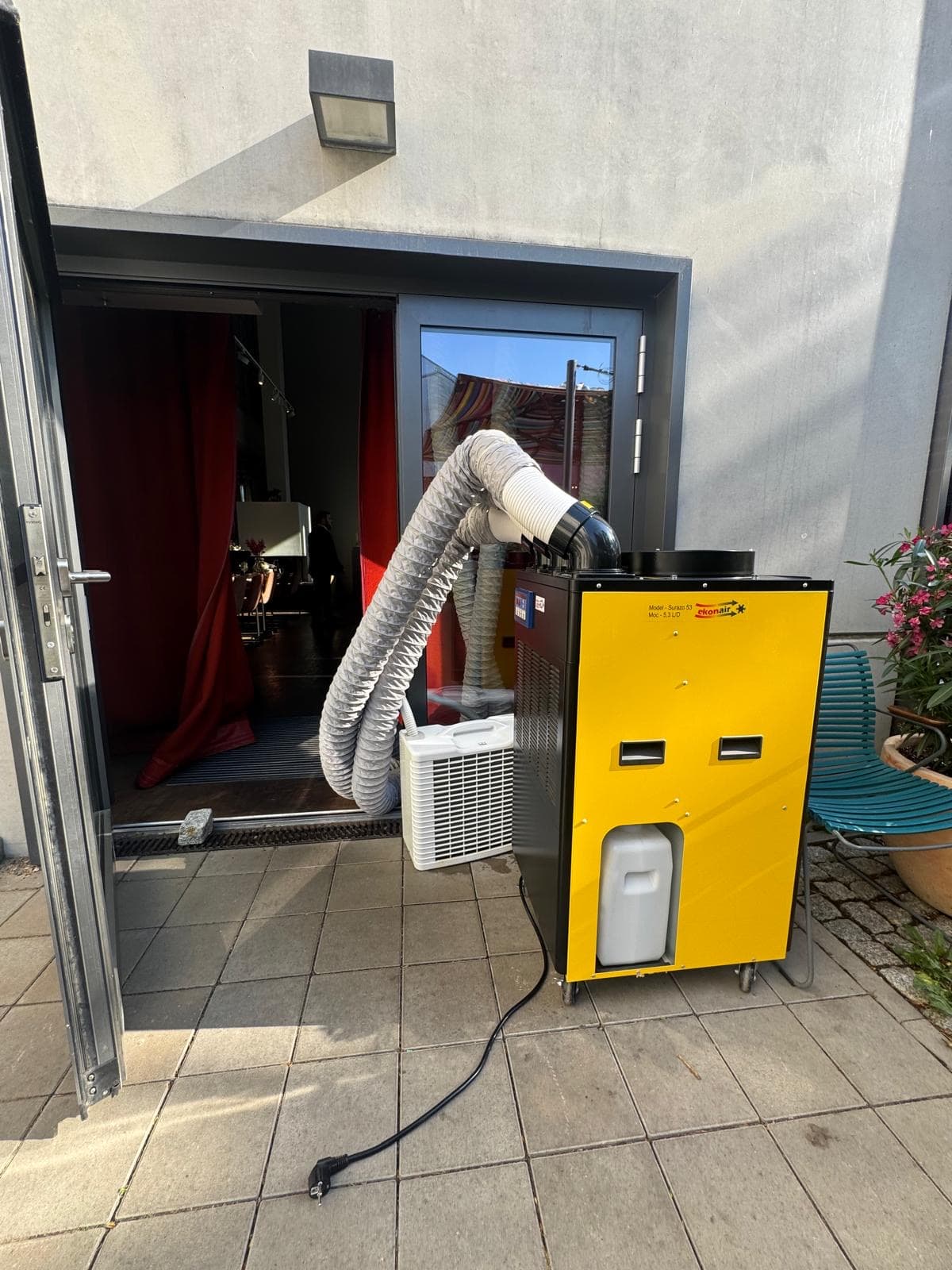 Mobile Klimaanlage vor Eventeingang mit Bühnenvorhang