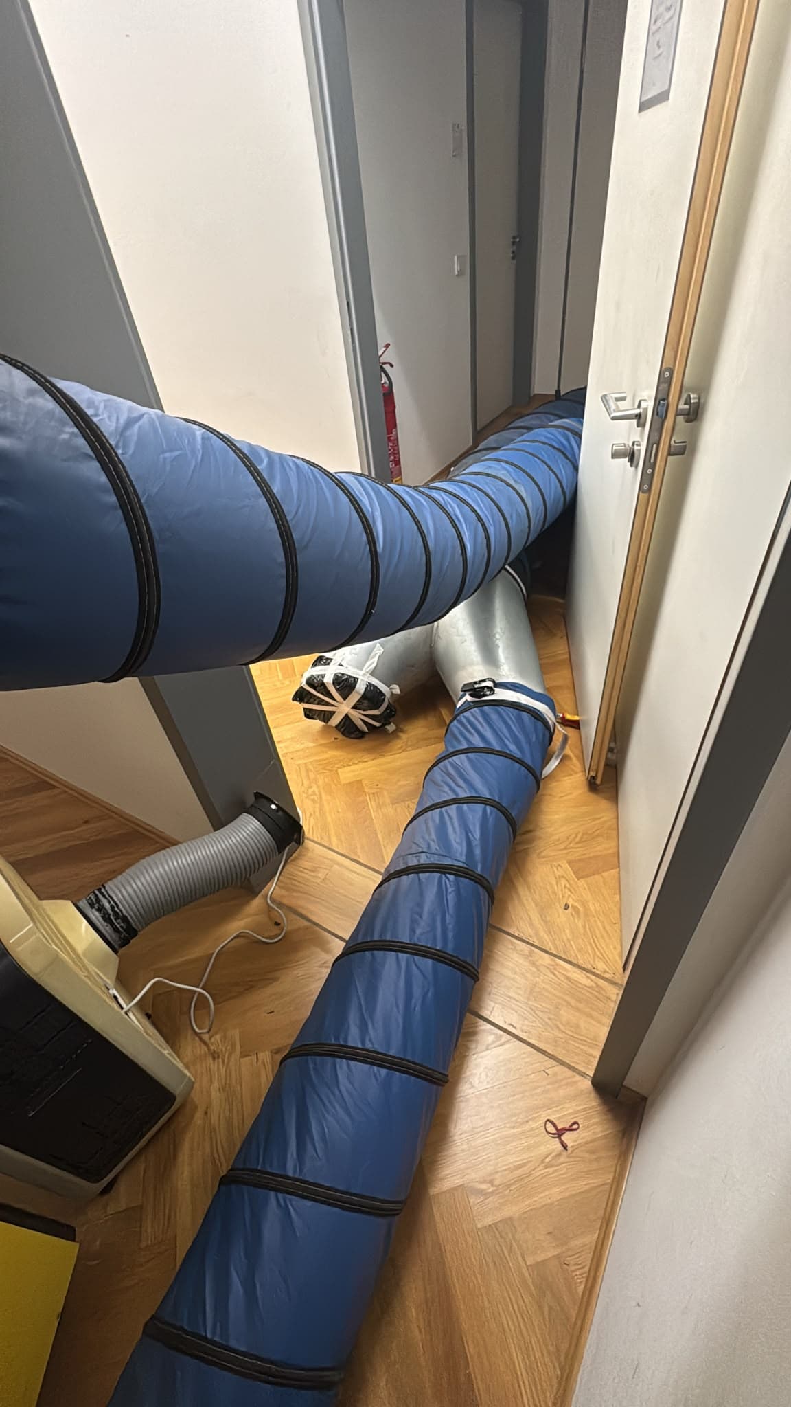 Mobile Lüftungstechnik im Büro-Korridor